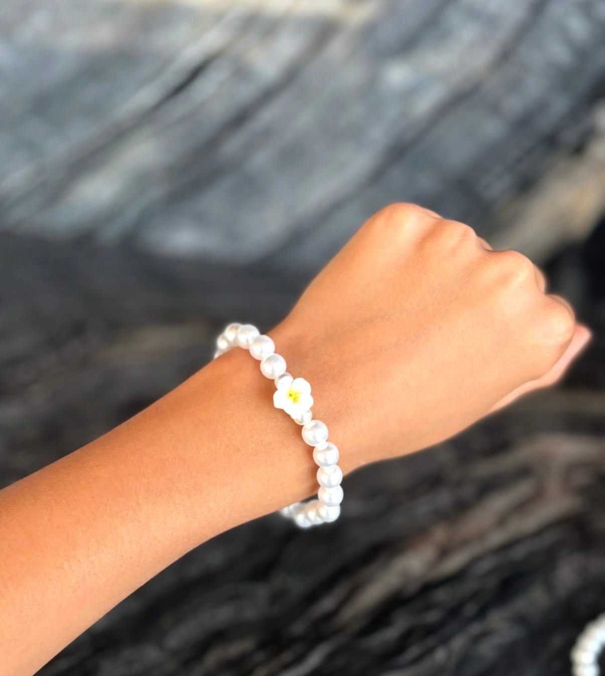 Pearl hibiscus clay bead bracelet ￼🌺